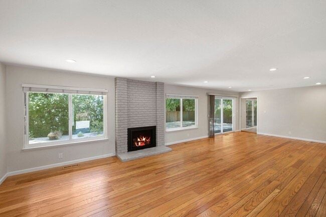 Spacious Menlo Park Retreat with 6 Bedroom... - Spacious Menlo Park Retreat with 6 Bedroom... House