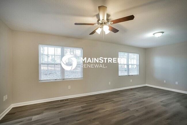 Photo - 3 Bedroom Pet-Friendly Home in OAK RIDGE, TN with Main Street Renewal