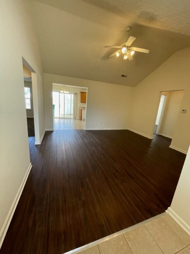 Photo - 216 Applewood Ln