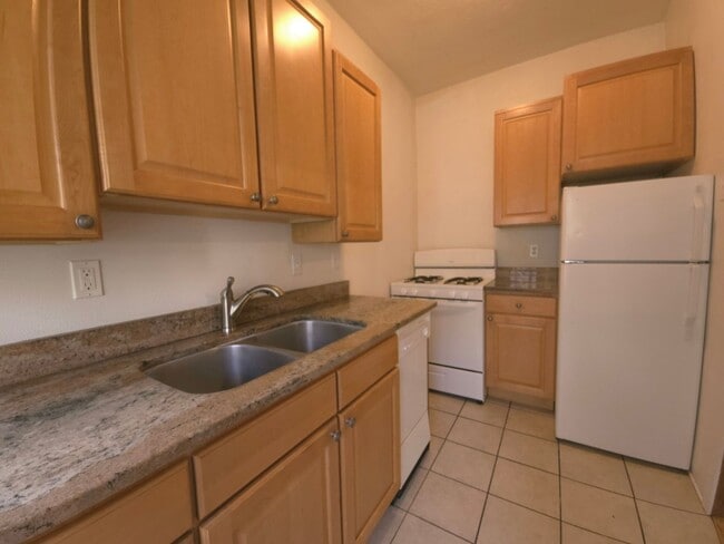 Photo - Main Floor of Triplex with Awesome Front P... Unidad 2