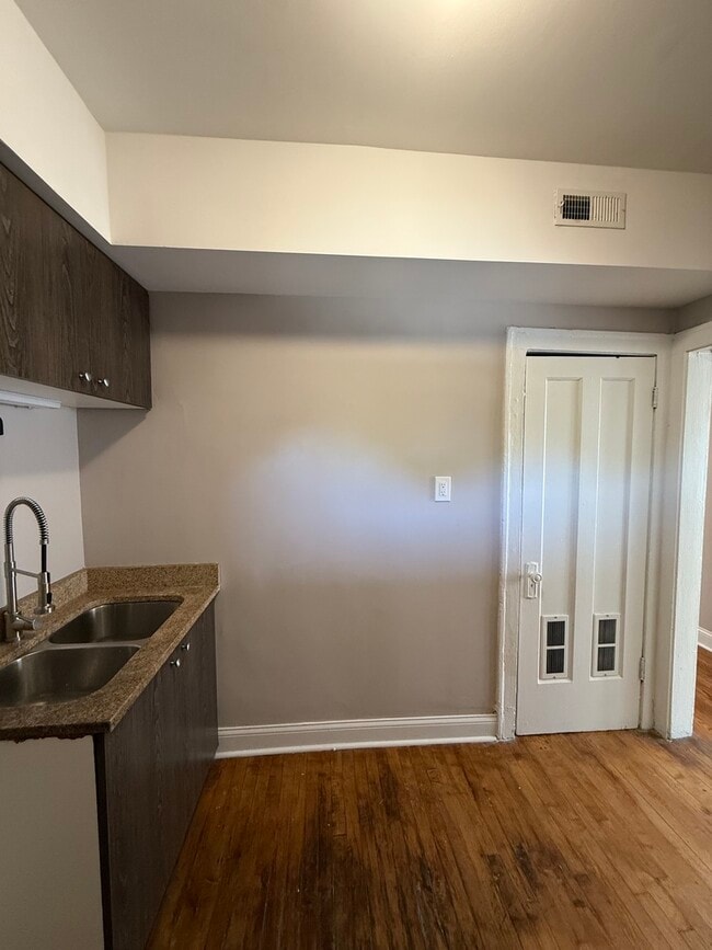 Photo - 3901 W Division St