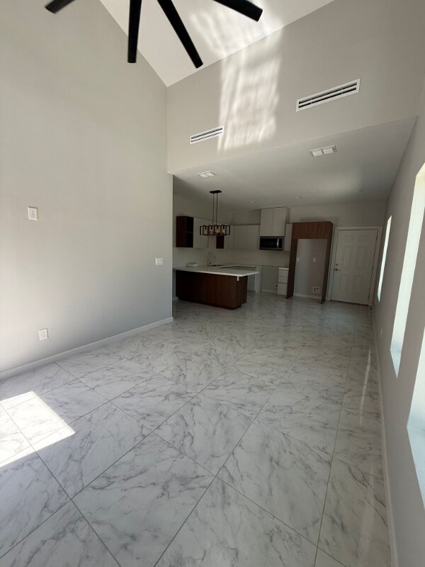 Building Photo - 905 W 8th St Unit 1 Rental