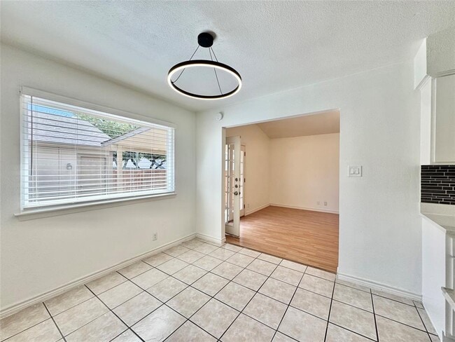Photo - 1423 W Braker Ln Unidad B