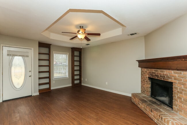 Photo - 1012 Red Oak Dr
