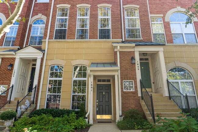 Photo - Inviting Townhome with Spacious Living & Convenient Location Unidad 110A