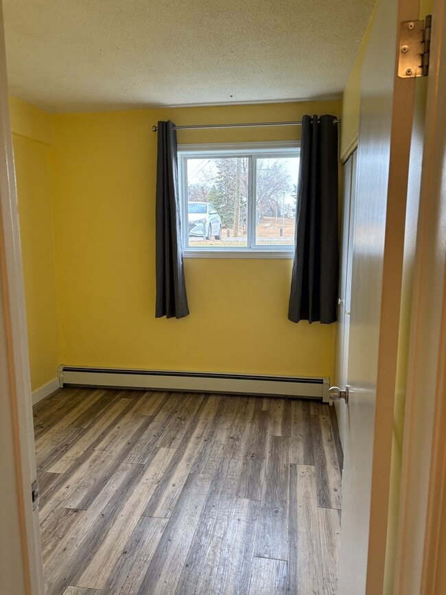 Photo - 15940 109 Av NW Unit 1