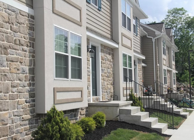 Building Photo - 2 Bedroom 2.5 Bath Townhome in Elizabethtown!