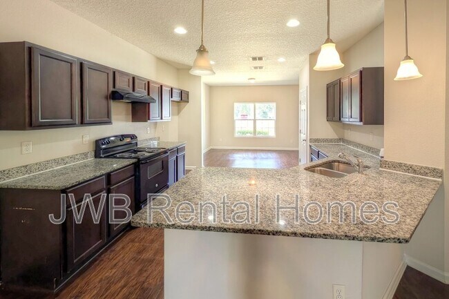 Photo - 925 Killarney Ave