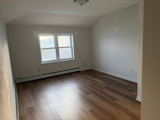Building Photo - 463 Beach 68th St Unit 4 bed 2 bath for 3 bed price