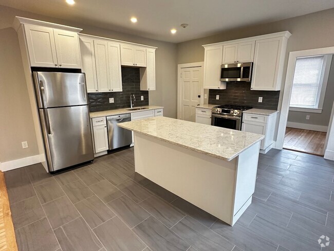 Building Photo - Just renovated apartment in an AWESOME loc...