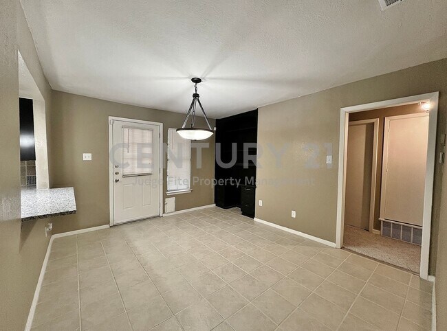 Photo - Delightful 3/2/2 in Established Grand Prai...