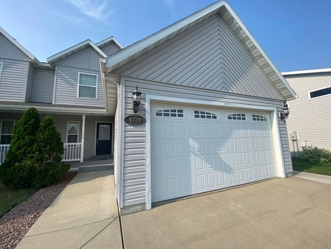 Building Photo - A RELAXING RETREAT - 3 bd/2.5 bath Twin Home for Rent