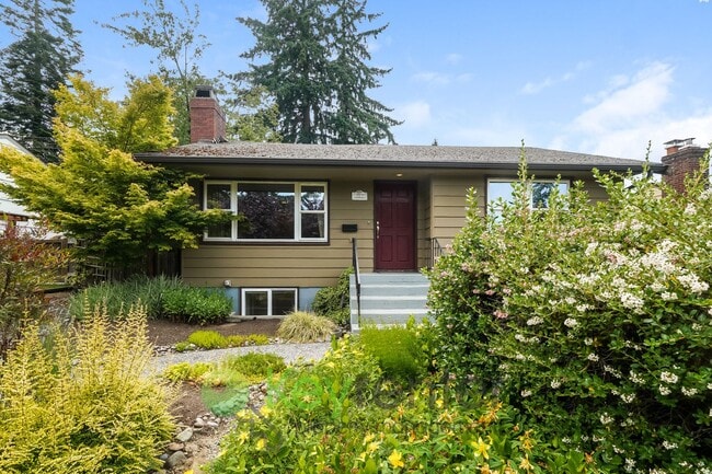 Building Photo - Beautiful 4-Bed, 2.5-Bath with Outdoor Liv... Rental