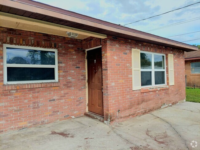 Building Photo - ***Rent Special - 50% off of First Month's... Rental