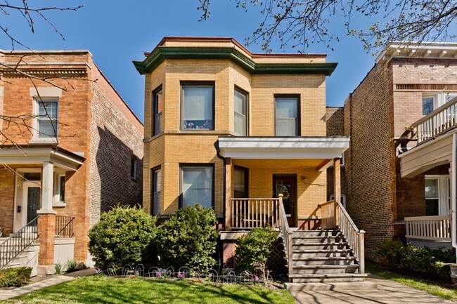 Building Photo - 1326 W Roscoe St