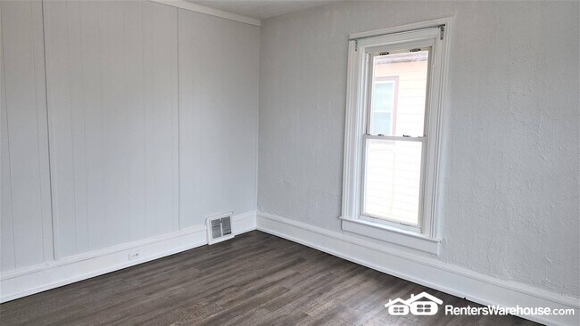 Photo - 408 3rd St E