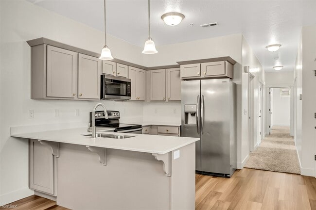 Photo - 3 br, 2 bath Condo - 563 N 360 W