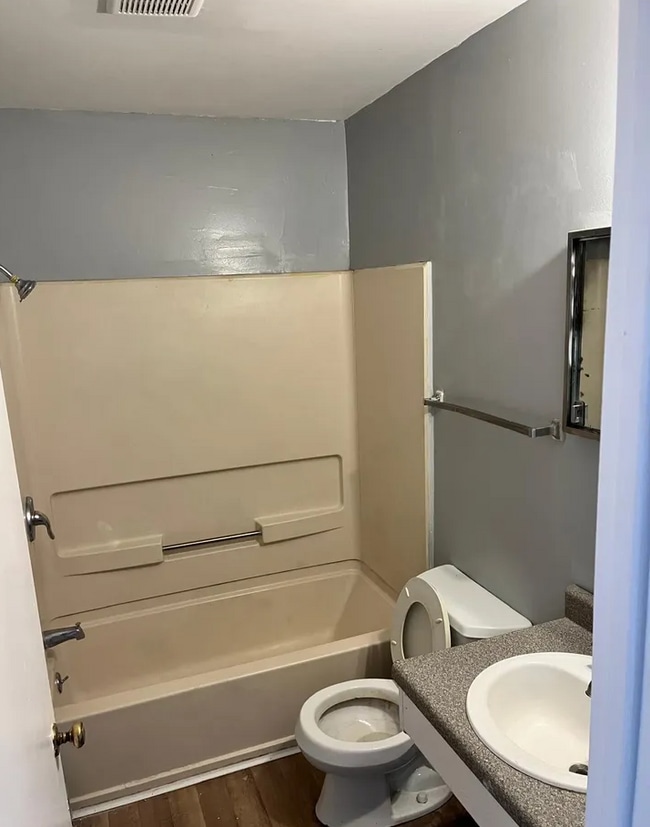 Photo - Spacious 3-Bed, 1-Bath Rental in Flint