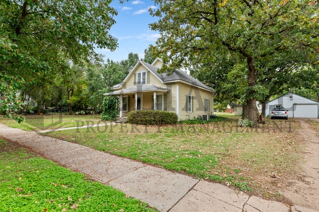 Photo - 109 N Emporia St