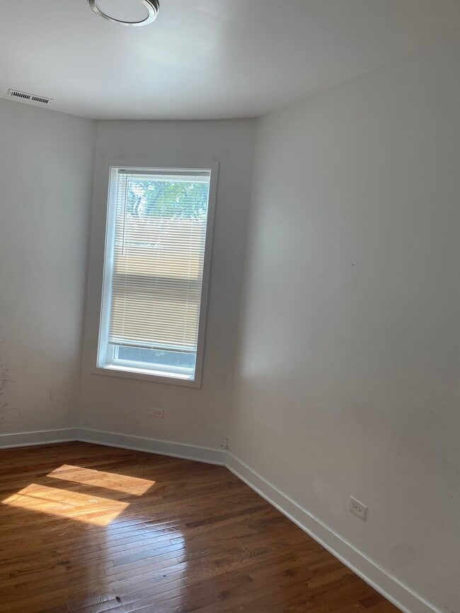 Photo - Spacious south side 3-bedroom beauty Unit 6402 S eberhart - 2S