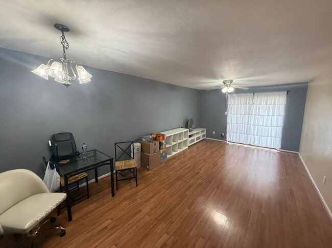 Building Photo - 3075 Walnut Bend Ln Unit 36