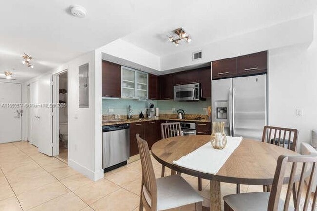 Photo - 41 SE 5th St Unidad 308