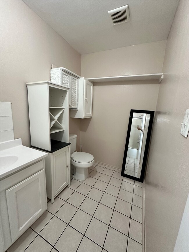 Building Photo - 305 N Live Oak St Unit True