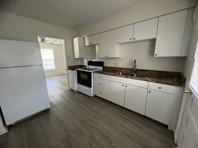 2 BED 1 BATH READY TO RENT IN PLANT CITY! - 2 BED 1 BATH READY TO RENT IN PLANT CITY! Apartamento Unidad D