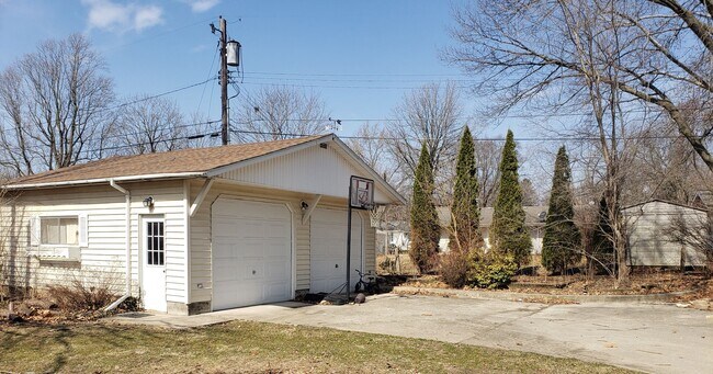 Photo - 3 BD Ranch with THREE garages