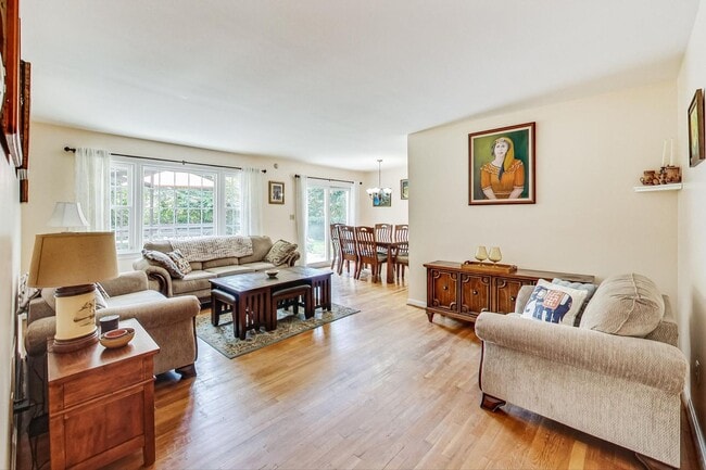 Photo - Nice SF 4bed+ 3 bath / close to Metro