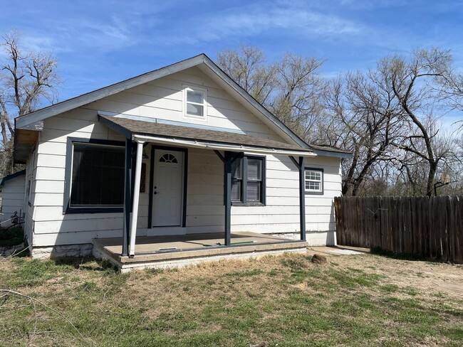 Building Photo - Updated 2 bedroom home