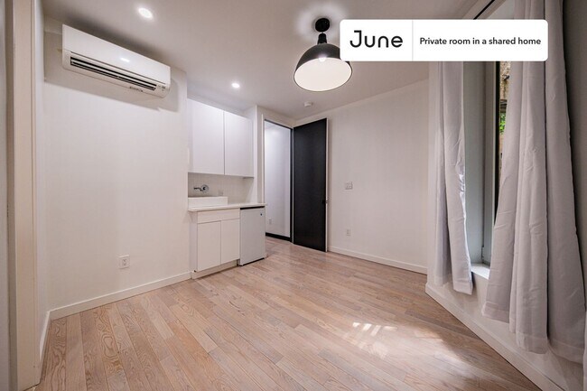 Room in Shared 4 bed/4 bath home in Ditmas Park