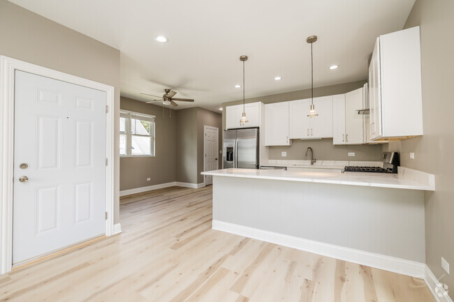 Building Photo - 725 N Waller Ave Unit 1 Rental