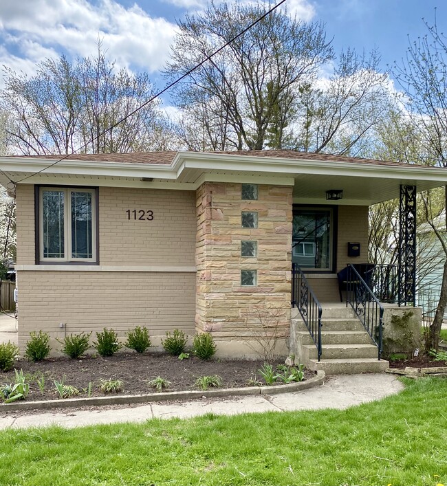 Front with covered porch - 1123 Osterman Ave Casa