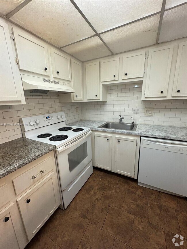 Building Photo - 4160 Inverrary Dr Unit 106 Rental