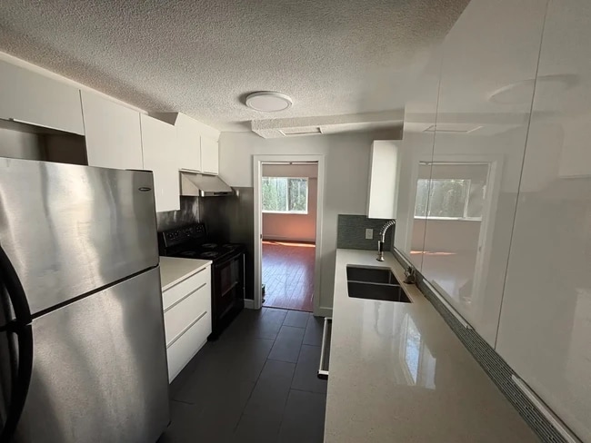 612 Godwin Crt Unit Renovated 3 Bedroom Duplex Suite