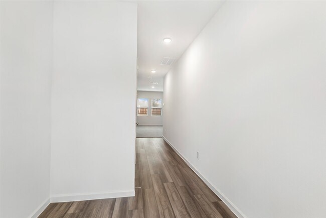 Photo - 18749 Lucas Michael Wy