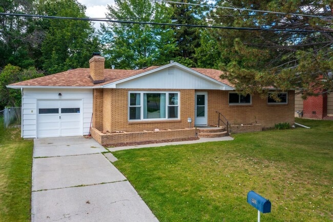 Building Photo - 5 bedroom 2 bath rental