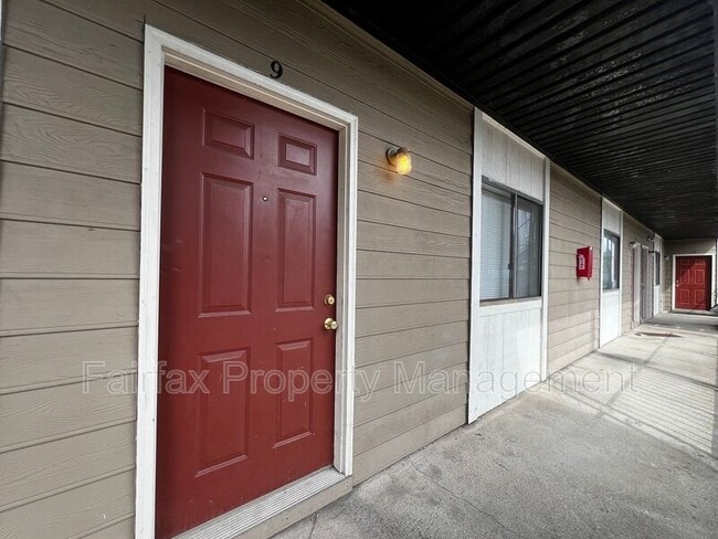 Building Photo - 1309 Hudson Ave Unit C9