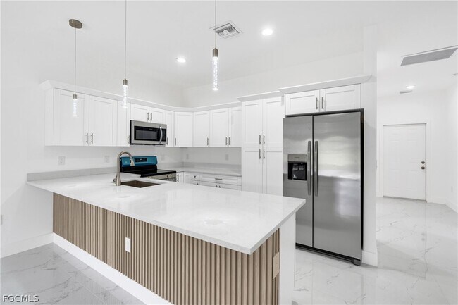 Photo - 724 Lamar St E