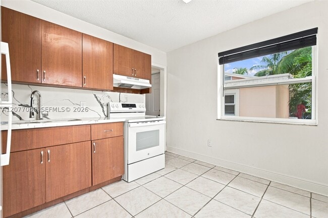 Building Photo - 872 NW 108th St Unit 1
