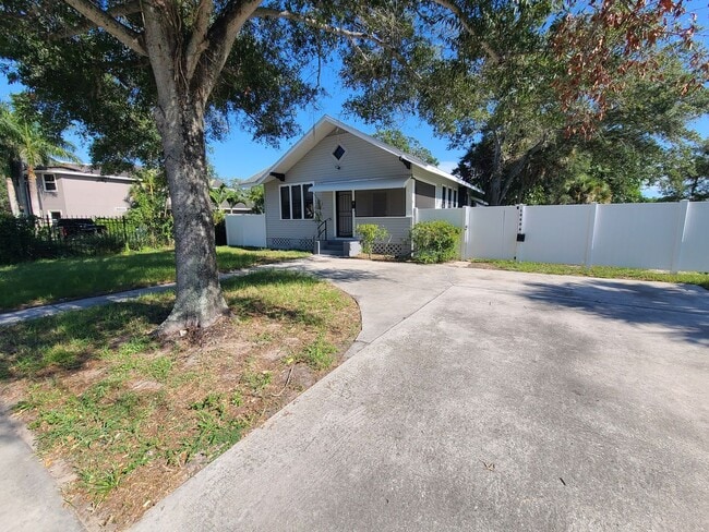 Photo - 1060 18th Ave S