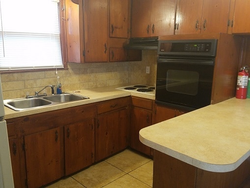 Kitchen, complete with built-in stove and oven. - 4024 Forbes Street