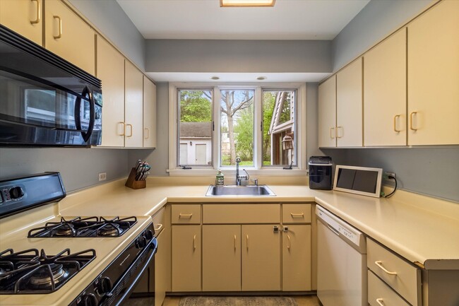 Photo - 745 Greenview Pl