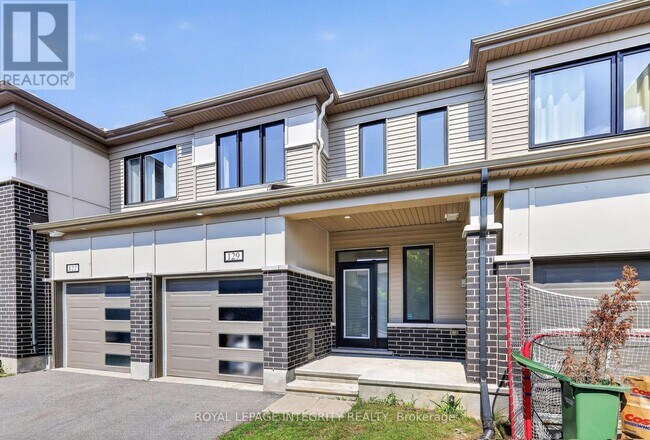 Photo - 129 Umbra Pl