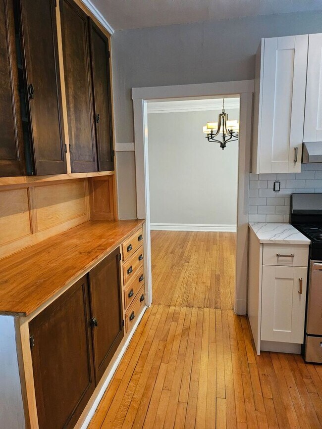 Photo - Sunny & Spacious Deluxe Edgewater One Bedroom Apartment - Cats Welcome! Unit 1605-2