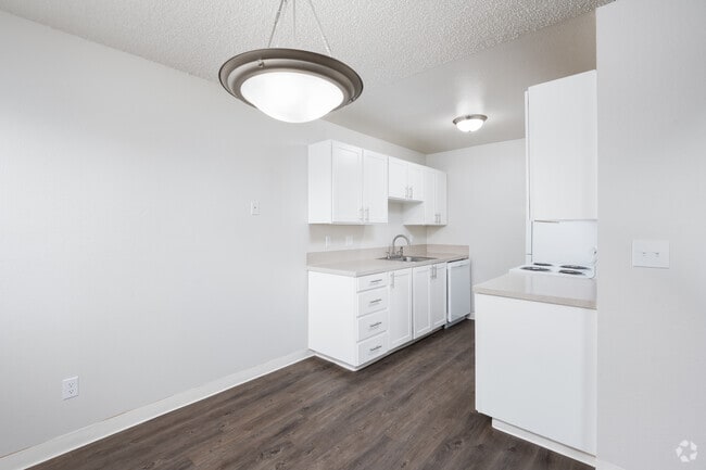 2BD, 1BA - 796-812SF
