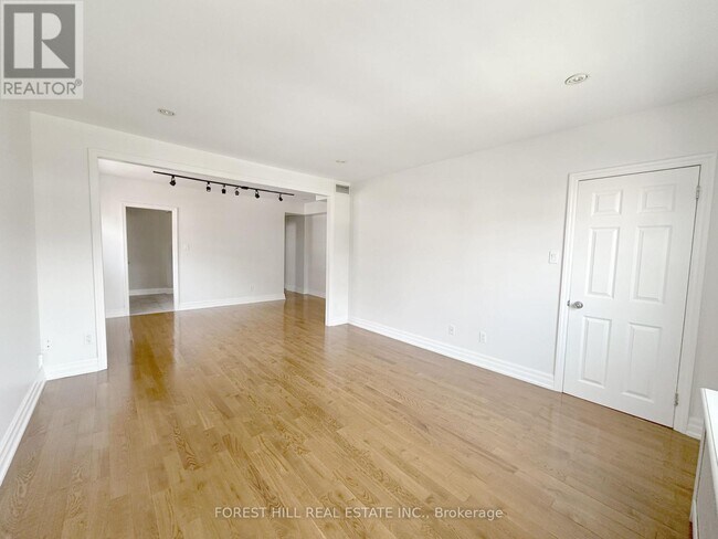 Photo - 1003 Avenue Rd Unit 2 (Upper)
