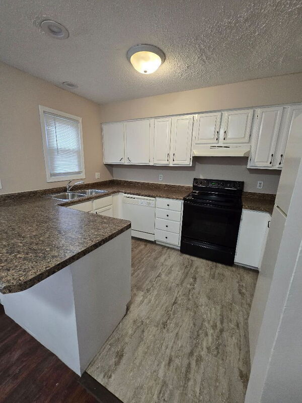 Photo - 1240 Sampson St