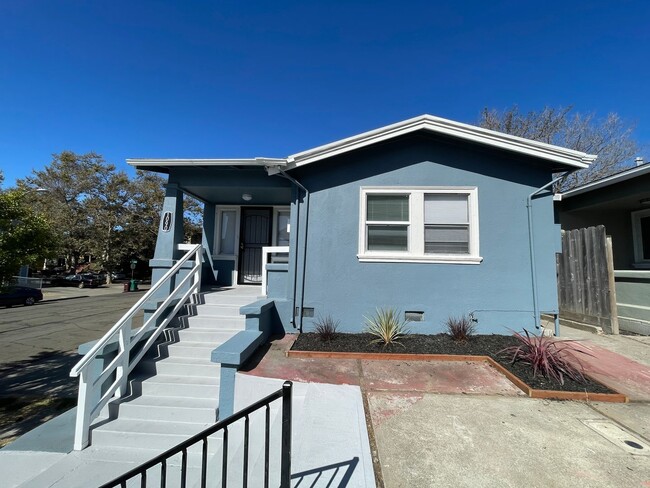 Move in ready - Updated 2 bedroom, 1 bath... - Move in ready  - Updated 2 bedroom, 1 bath... House